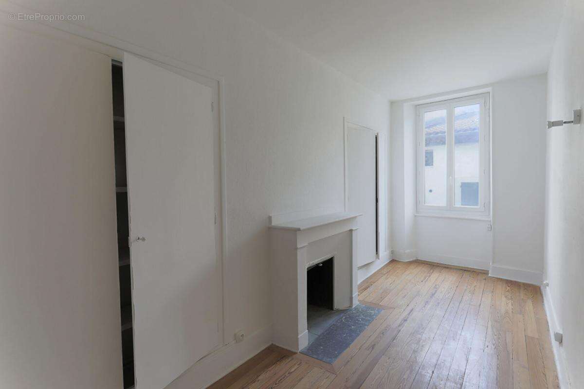 IMMEUBLE 600 m2  avec 6 appartements, un garage, un  jardinet et  3 dépendances  MAZAMET - photo 8