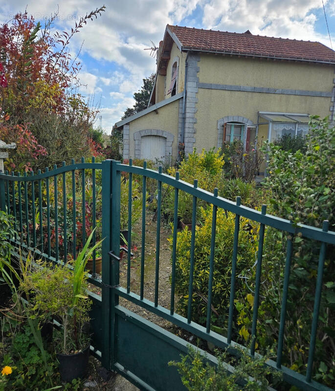 Maison à POILLE-SUR-VEGRE