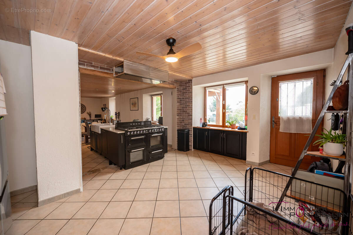 Maison de caractere offrant de beaux volumes - photo 8