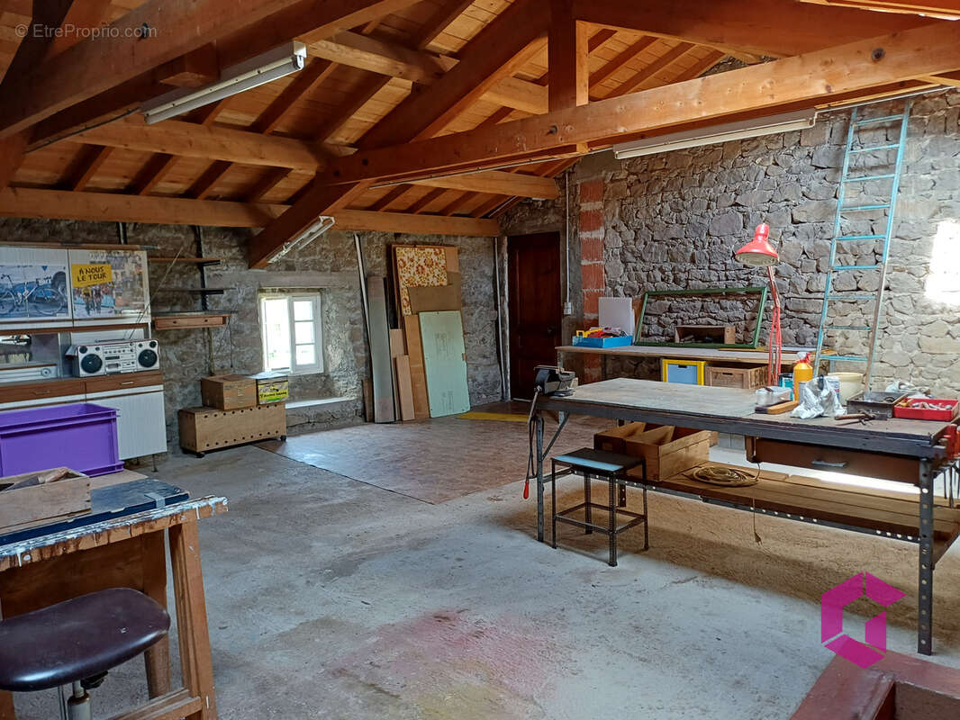 Maison de bourg avec cour et dépendances - photo 16