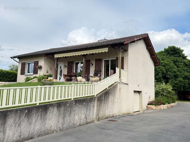 Maison familiale avec grand sous-sol, jardin arboré et vue dégagée – Proche Pont-de-Vaux - photo 3