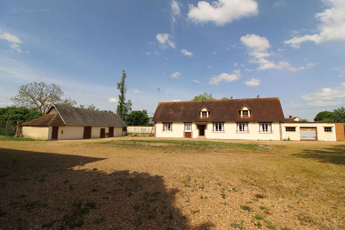 Maison à TREMBLAY-LES-VILLAGES