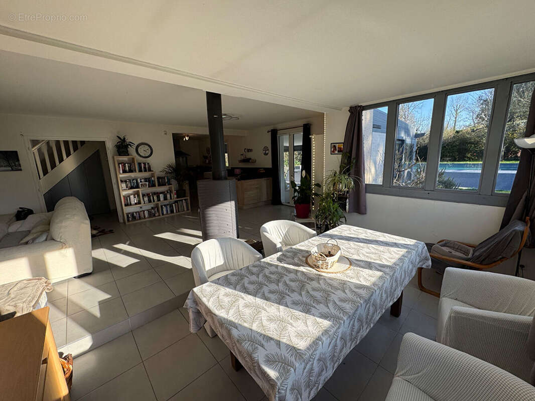 Jolie maison récente et  familiale avec piscine chauffée  3' Montfort l 'Amaury  6 pièces  175 m2 - photo 4