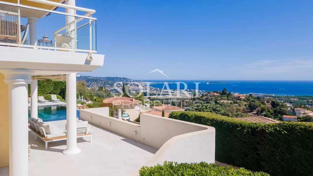 Villa avec piscine à débordement et vue panoramique sur la mer - photo 4