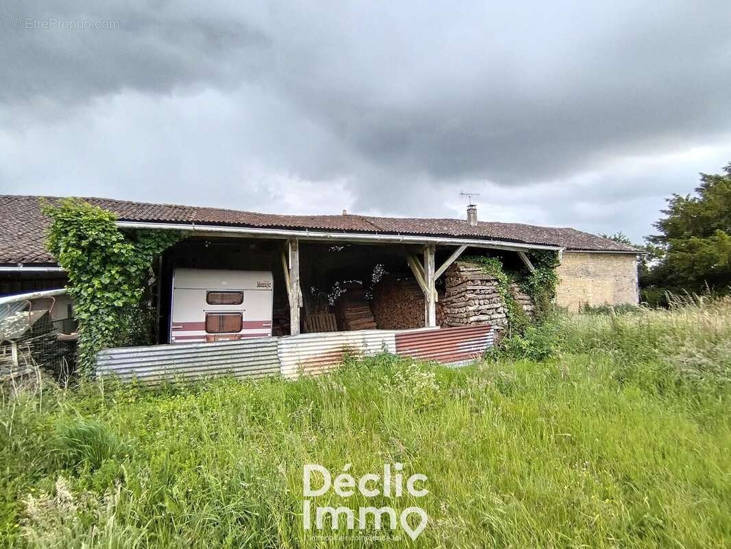 Maison à LES ADJOTS