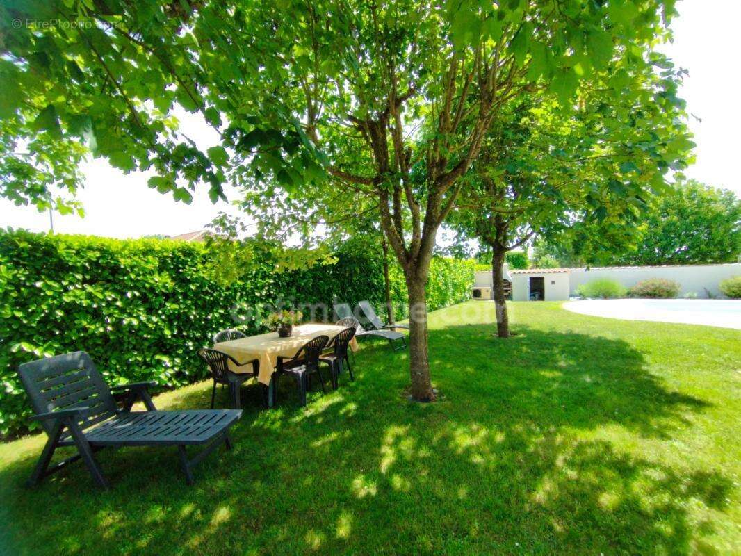 Charente, à Vars, maison de plain pied de 137 m², 4 chambres, véranda, piscine, garage et terrain clos 1002 m² - photo 5