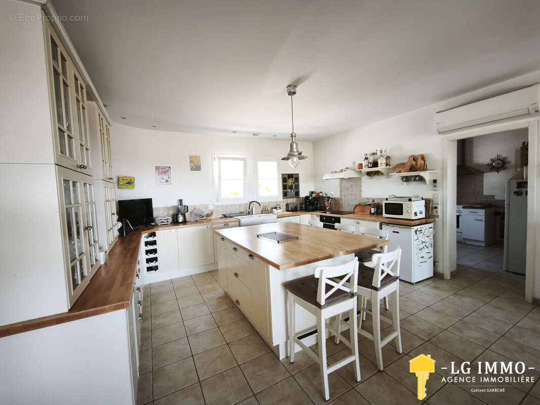 Coup de cœur à Cozes! Belle maison familiale de 148 m2   5 chambres   Terrain clos et arboré de plus de 1 000 - photo 5