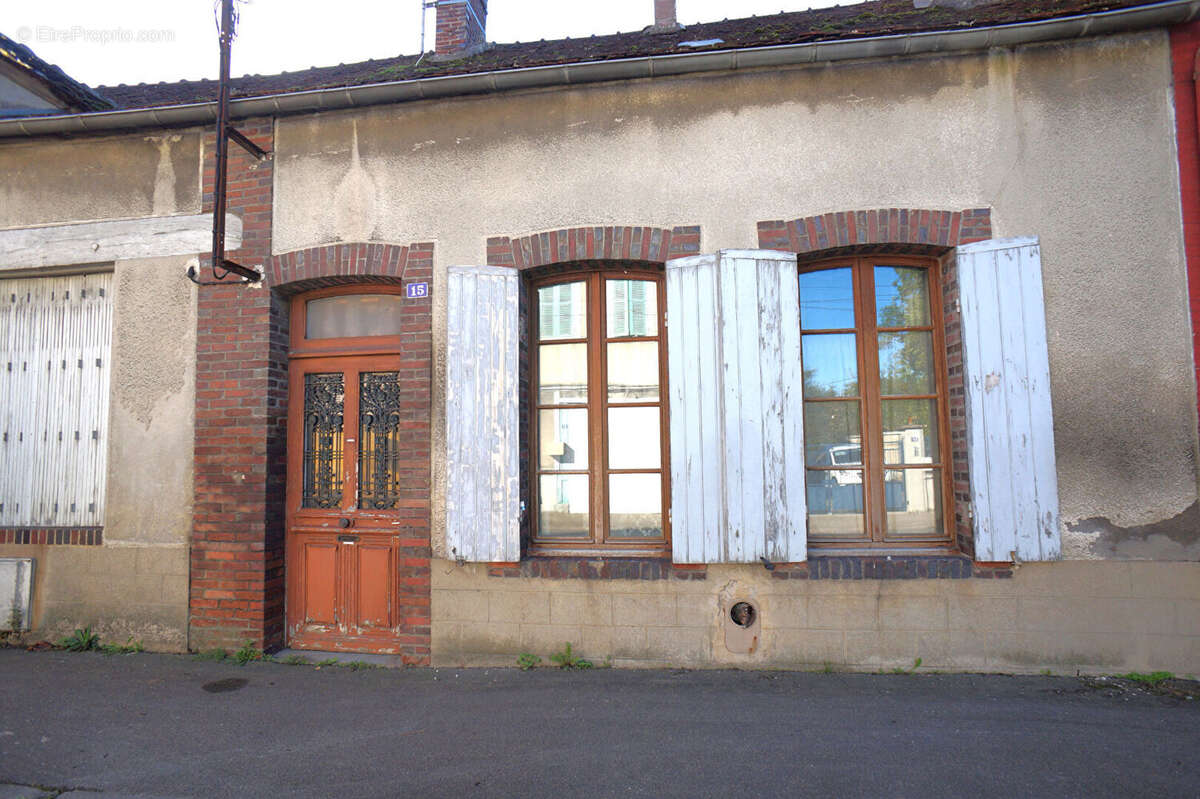 Maison à LAROCHE-SAINT-CYDROINE
