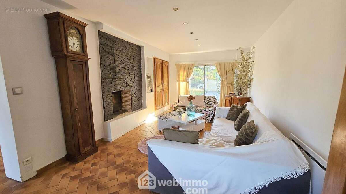 Une autre vue du séjour avec sa cheminée insert.. - Maison à BOULANCOURT