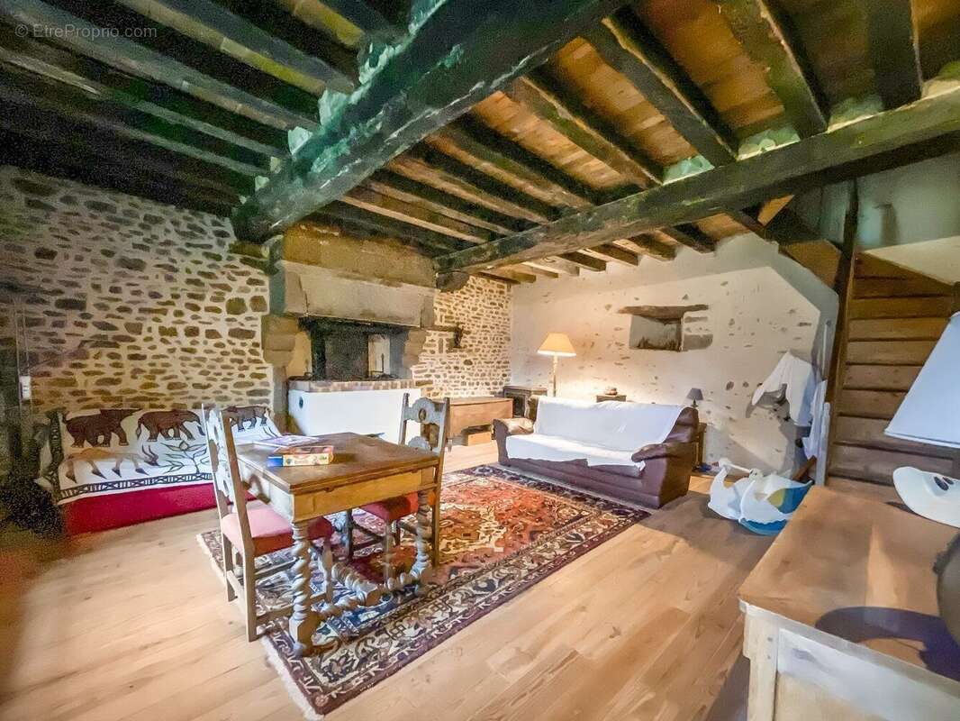 Prieuré du XVe siècle comportant un manoir, une maison d'habitation et une grange - photo 16