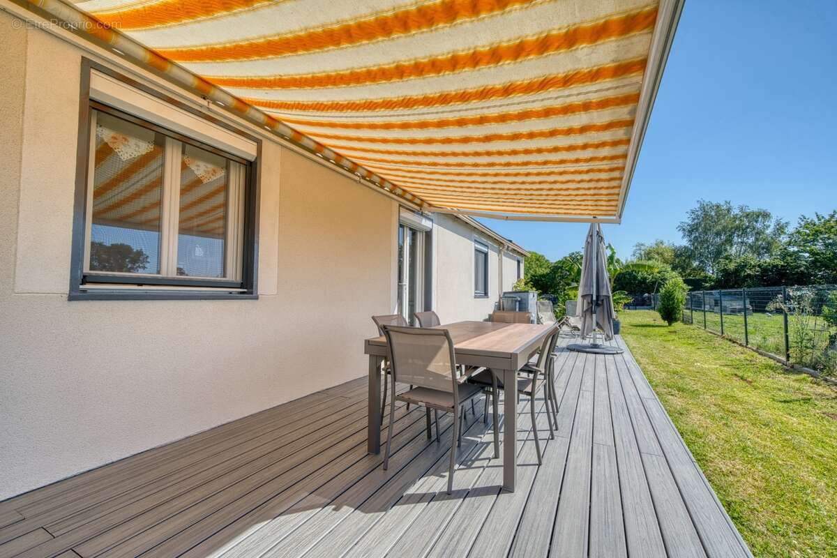 Maison de plain-pied de 135 m² à vendre - 4 chambres - 1 bureau - 7 pièces TONNAY CHARENTE (17) - photo 10