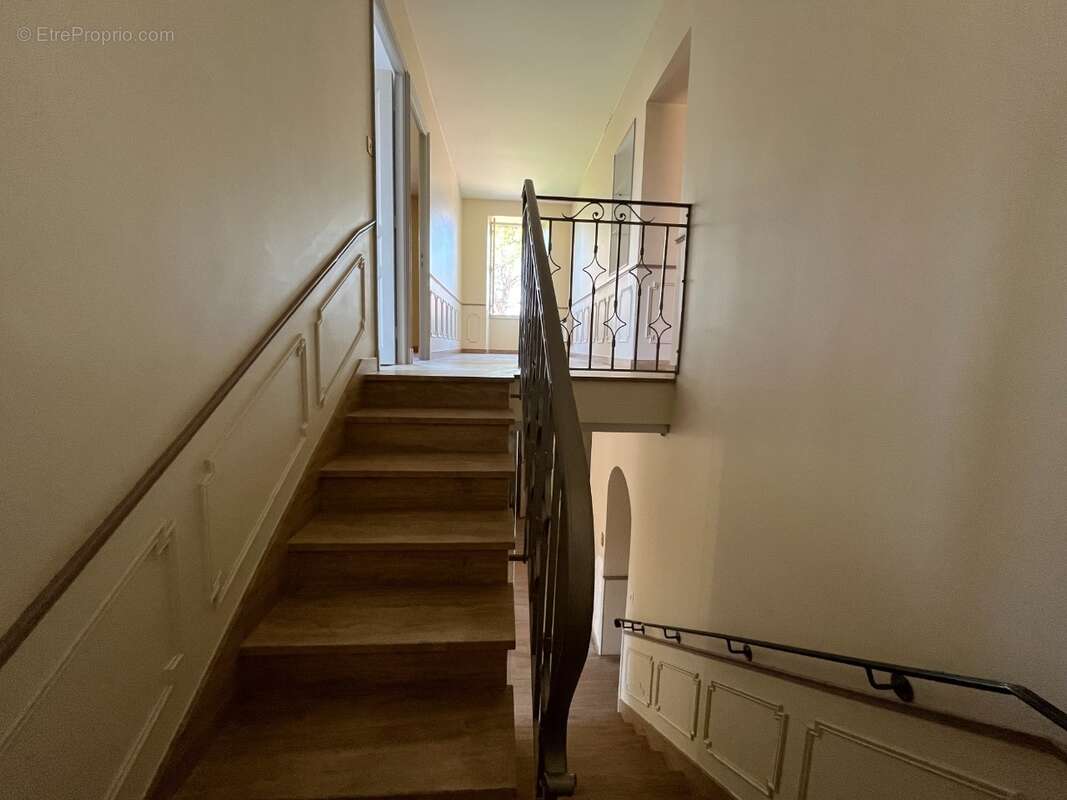 MONTEE ESCALIER LOGEMENT 1 - Maison à VACQUEYRAS