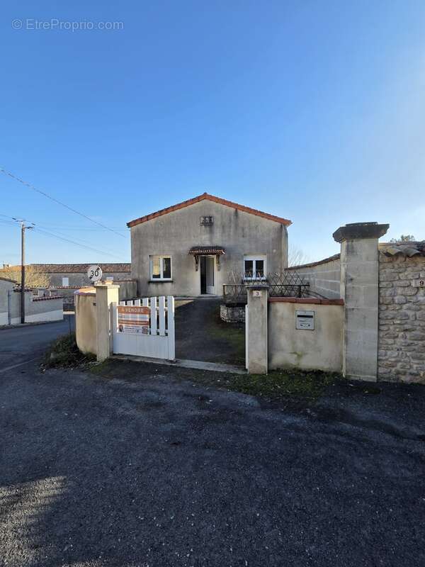 Maison à ASNIERES-SUR-NOUERE