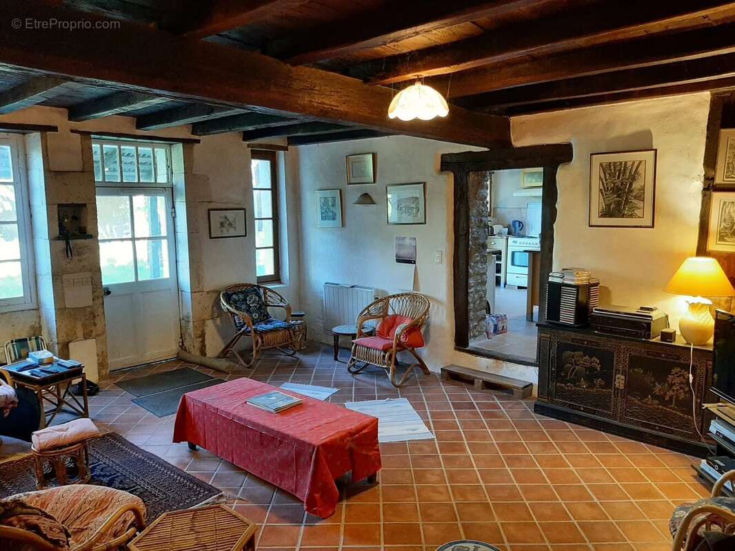 Maison à BORS(CANTON DE MONTMOREAU-SAINT-CYBARD)