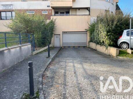 Photo 1 - Parking à SAINT-FARGEAU-PONTHIERRY