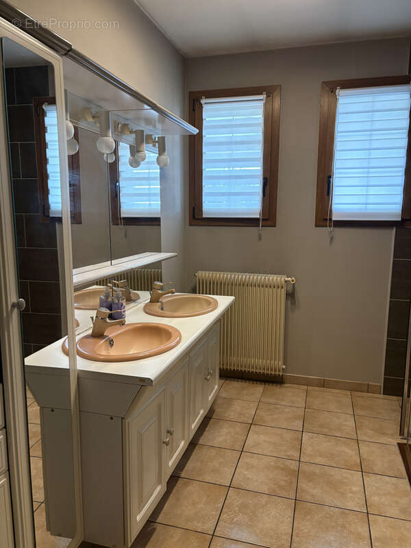 Maison à AMBRIERES-LES-VALLEES