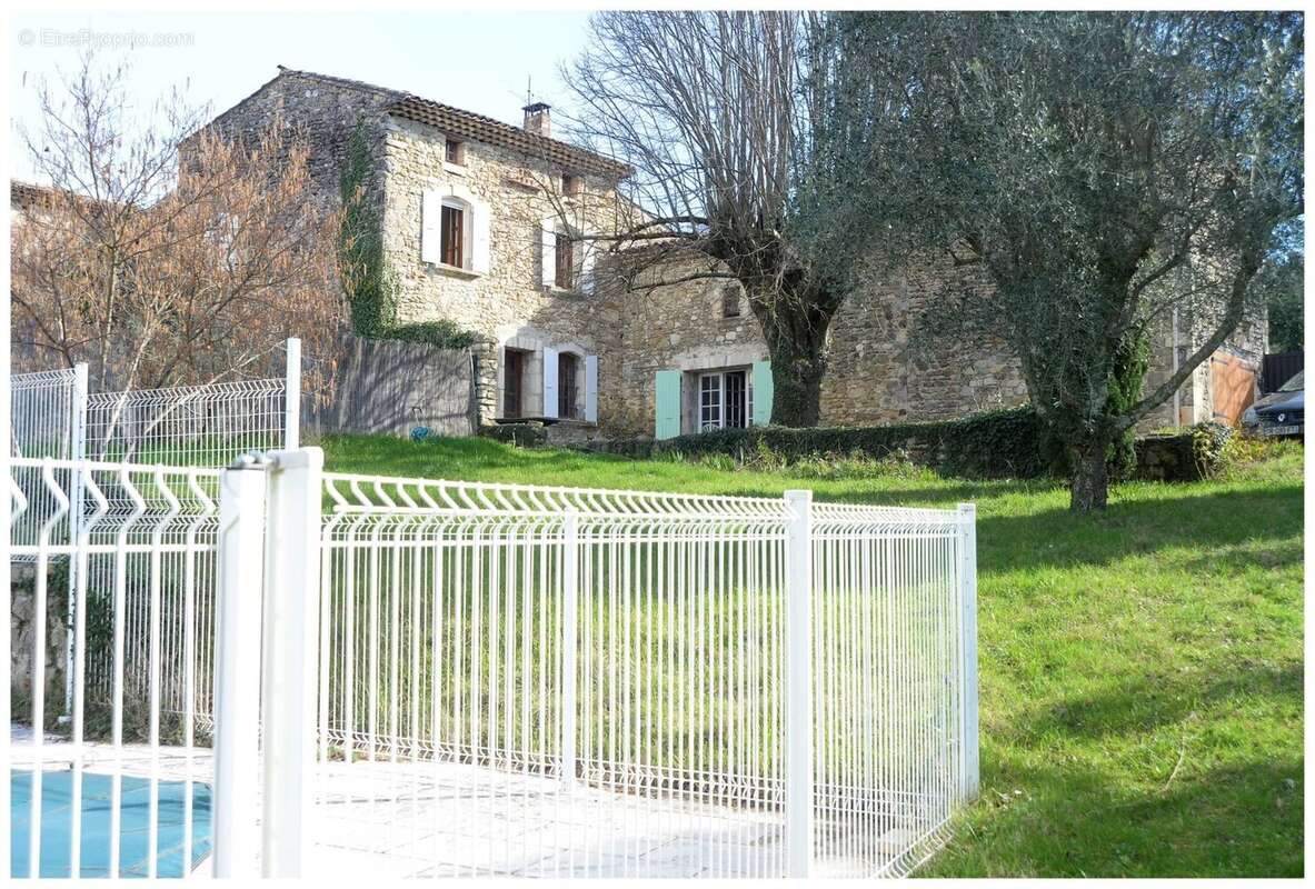 MONTELIMAR - Propriété de caractère avec vue dominante -  T6 173 m²  - 5 chambres - Terrain 3360 m² - Piscine - photo 2
