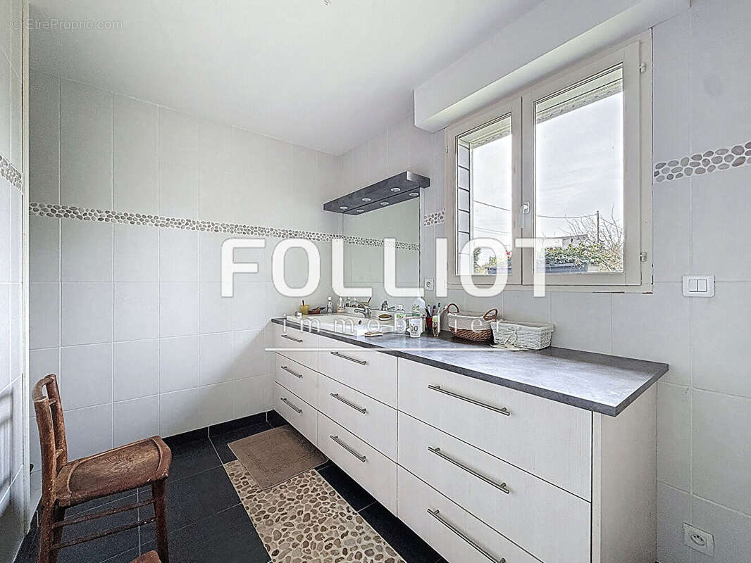 Maison familiale à vendre à Jullouville - Confort et tranquillité assurés - photo 10