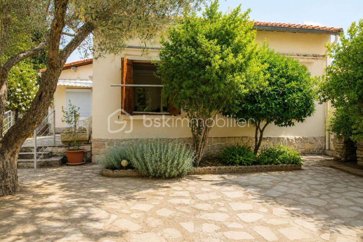 Maison traditionnelle de plain-pied avec jardin arboré, garage et forage – Nîmes Route de Beaucaire - photo 3