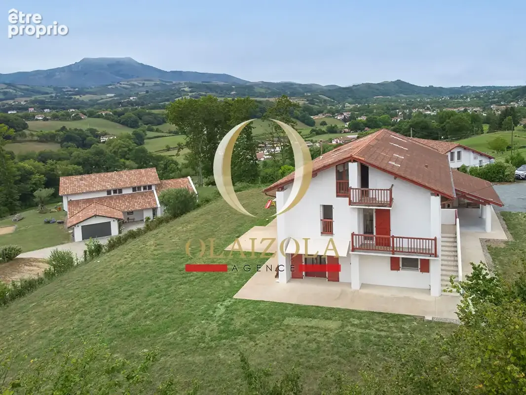 SAINT-PÉE-SUR-NIVELLE - Immeuble de rapport avec vue panoramique et fort potentiel d'évolution. - photo 2