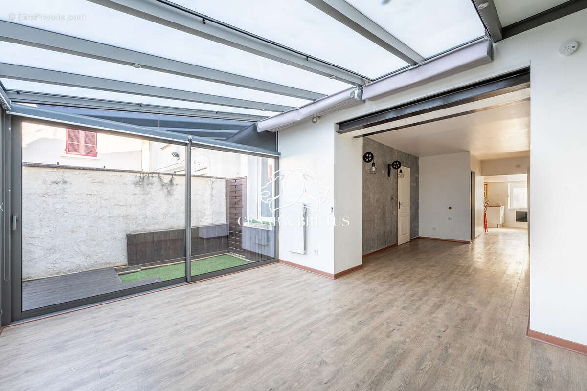 Appartement à LA TOUR-DE-SALVAGNY