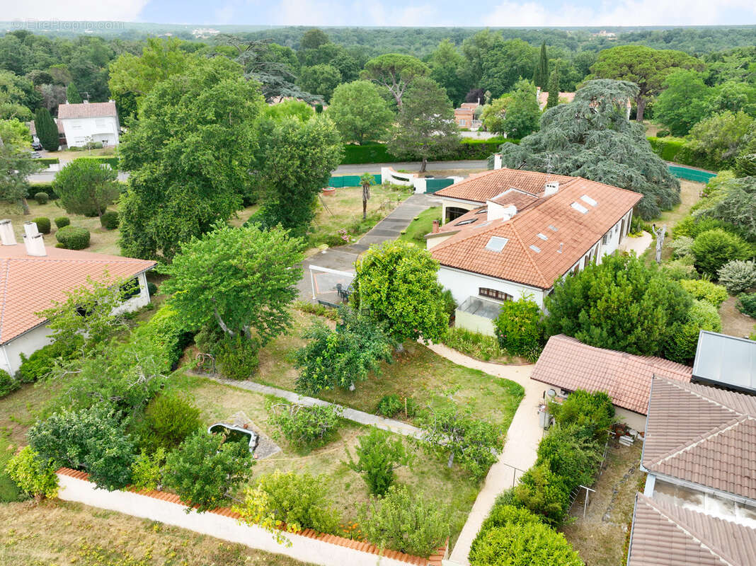 Propriété familiale avec parc arboré de plus de 2 250 m2 - photo 4