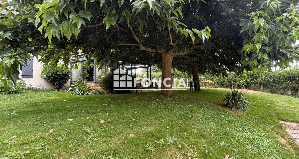 Dans un cadre verdoyant sur 4700m2 de terrain Maison familiale avec piscine - photo 2