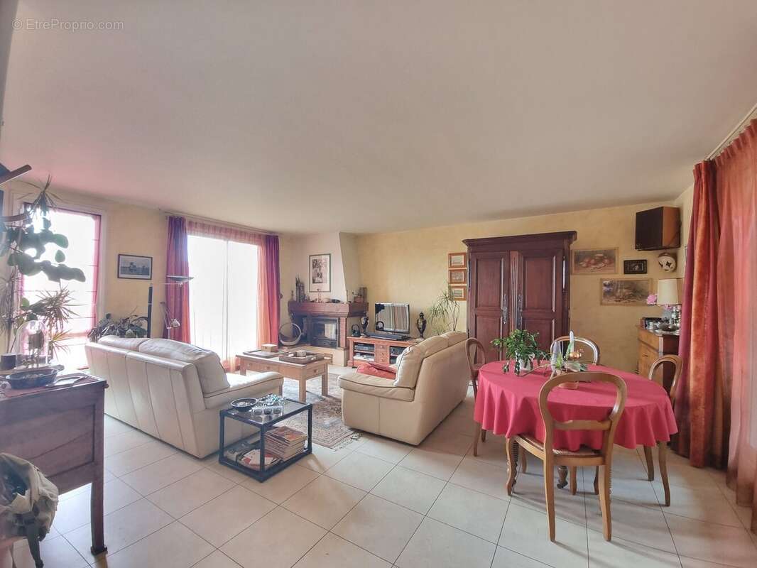 Séjour/salon 30 m² avec cheminée foyer fermé, baigné par la lumiére