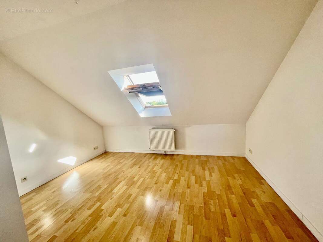   - Maison à LES PONTS-DE-CE