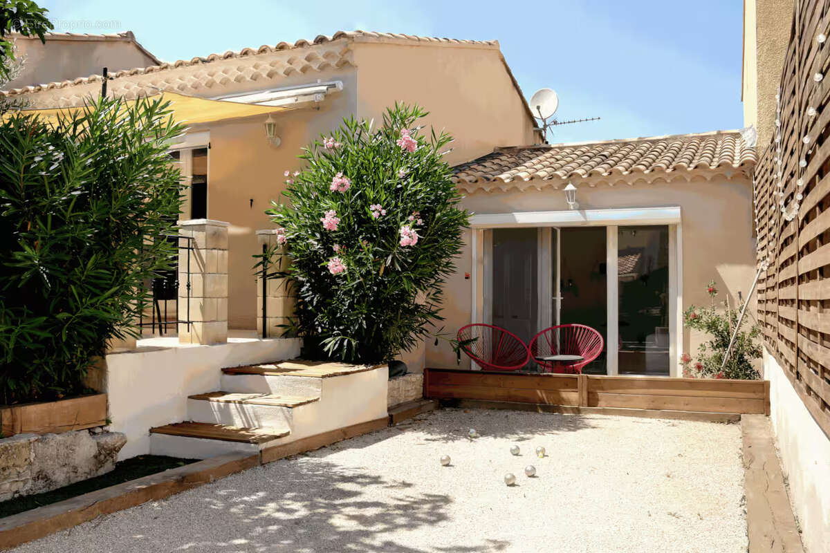 Maison à ENTRAIGUES-SUR-LA-SORGUE