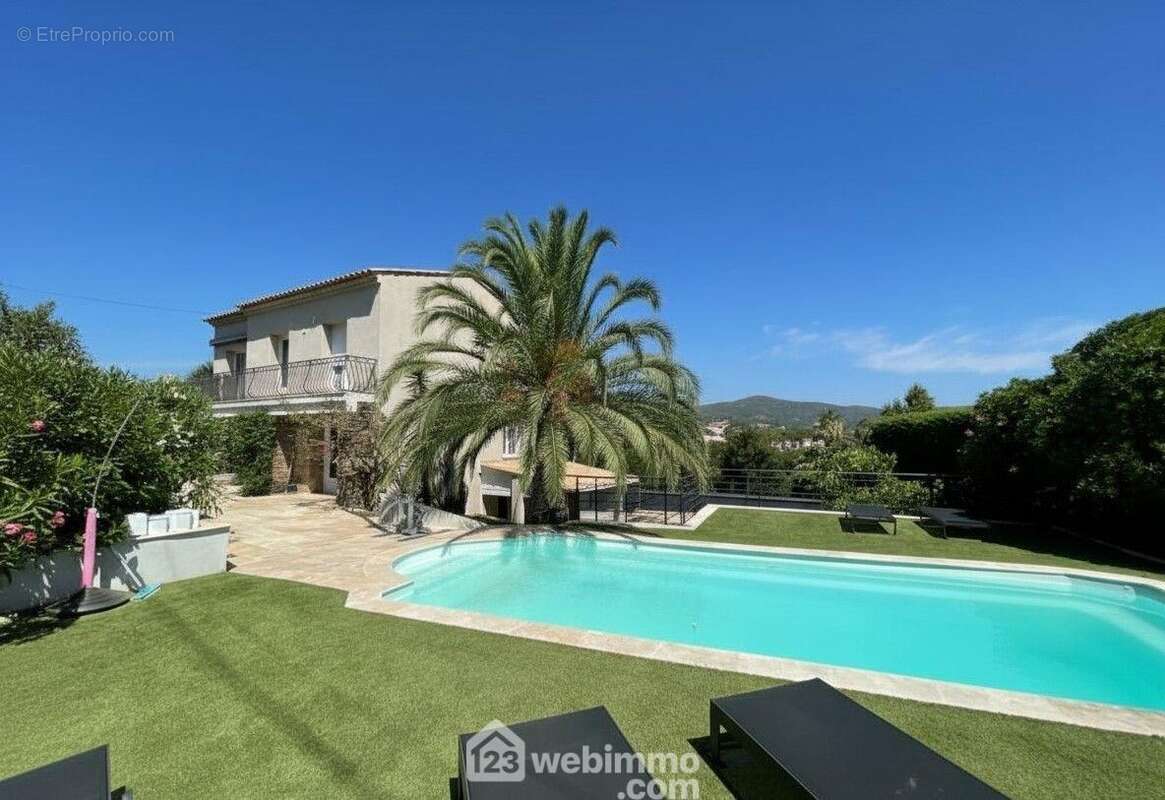 Maison implantée sur un terrain agréable, offrant un bel équilibre entre espace et intimité. - Maison à SAINTE-MAXIME