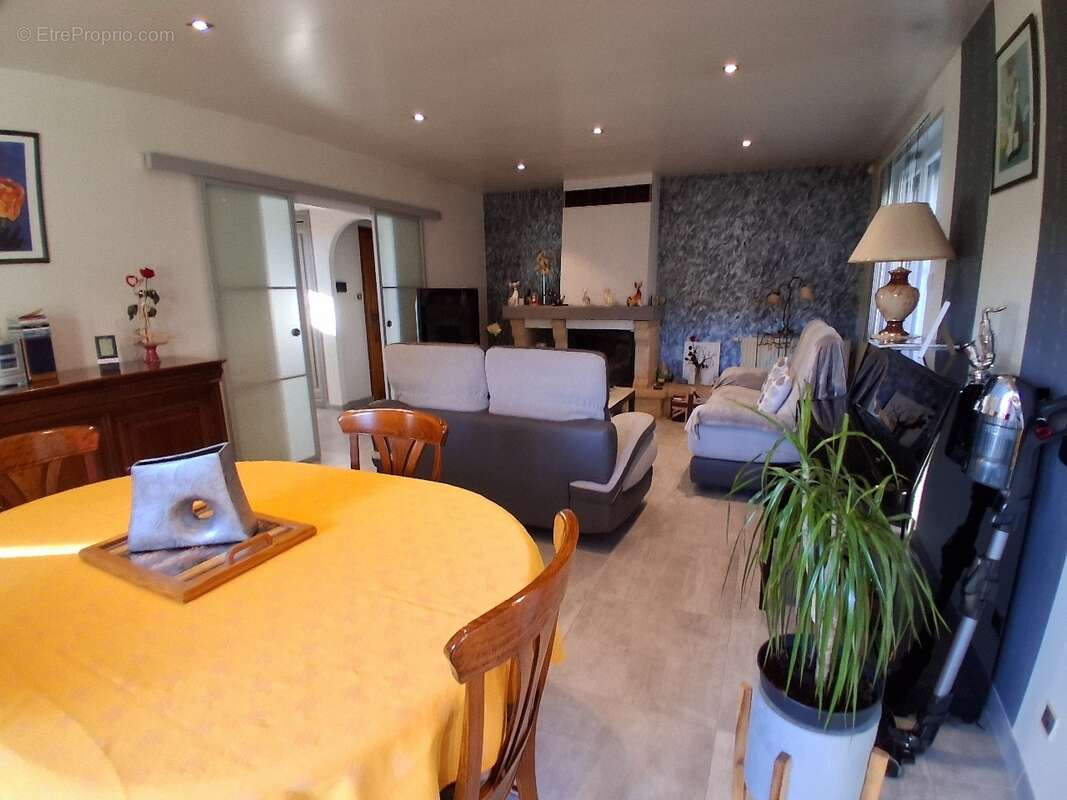 Maison à VIEUX-CHARMONT