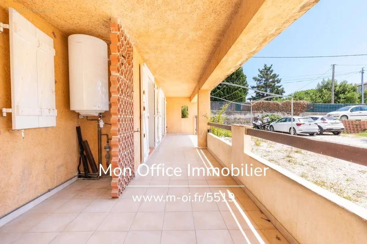 Référence : 5519-MCO - Exclusivité appartement 3 pièces en Rez de jardin +2 places de parking privatives  à La Ciotat (13600) av - photo 2