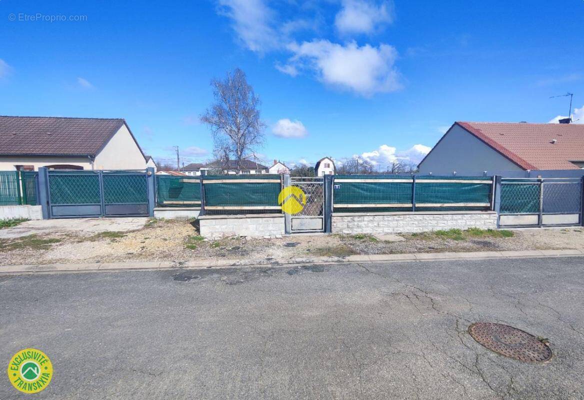 Terrain à MARSEILLES-LES-AUBIGNY