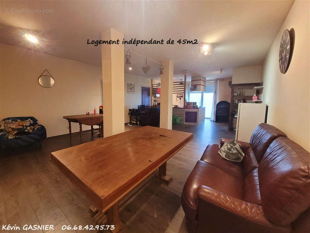 Maison à LES SALLES-LAVAUGUYON