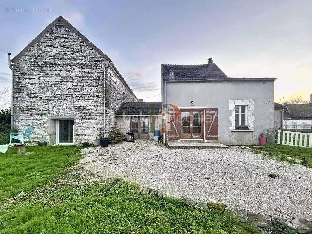 Maison à SAINT-CYR-LES-COLONS