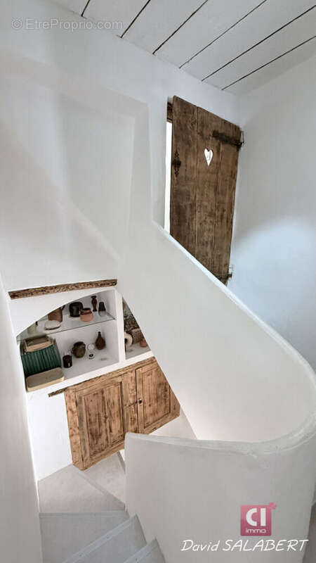 La Roquebrussanne  Maison de village rénovée avec charme, 2 chambres, salon cocooning - photo 12