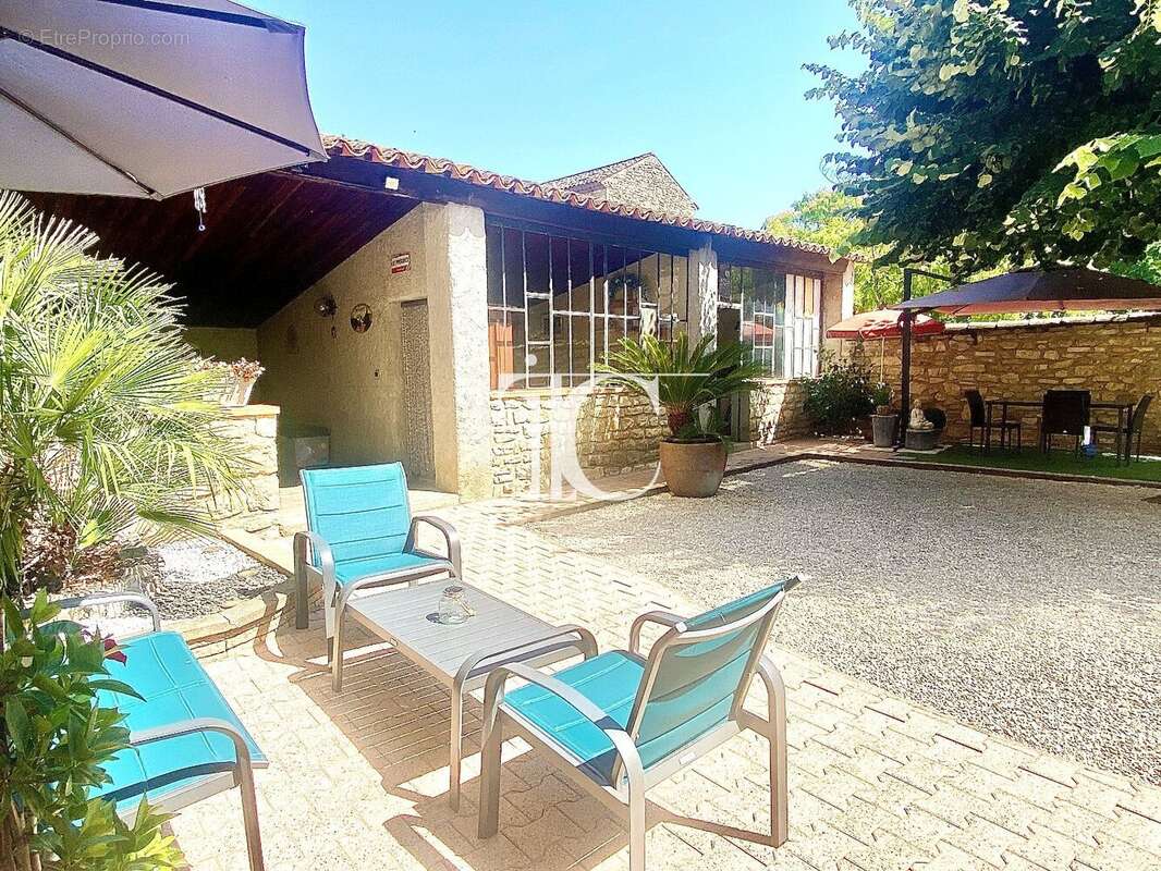 Mas 140m2 renove + 317 m2 dependances, piscine sur 3235 m2. - photo 3