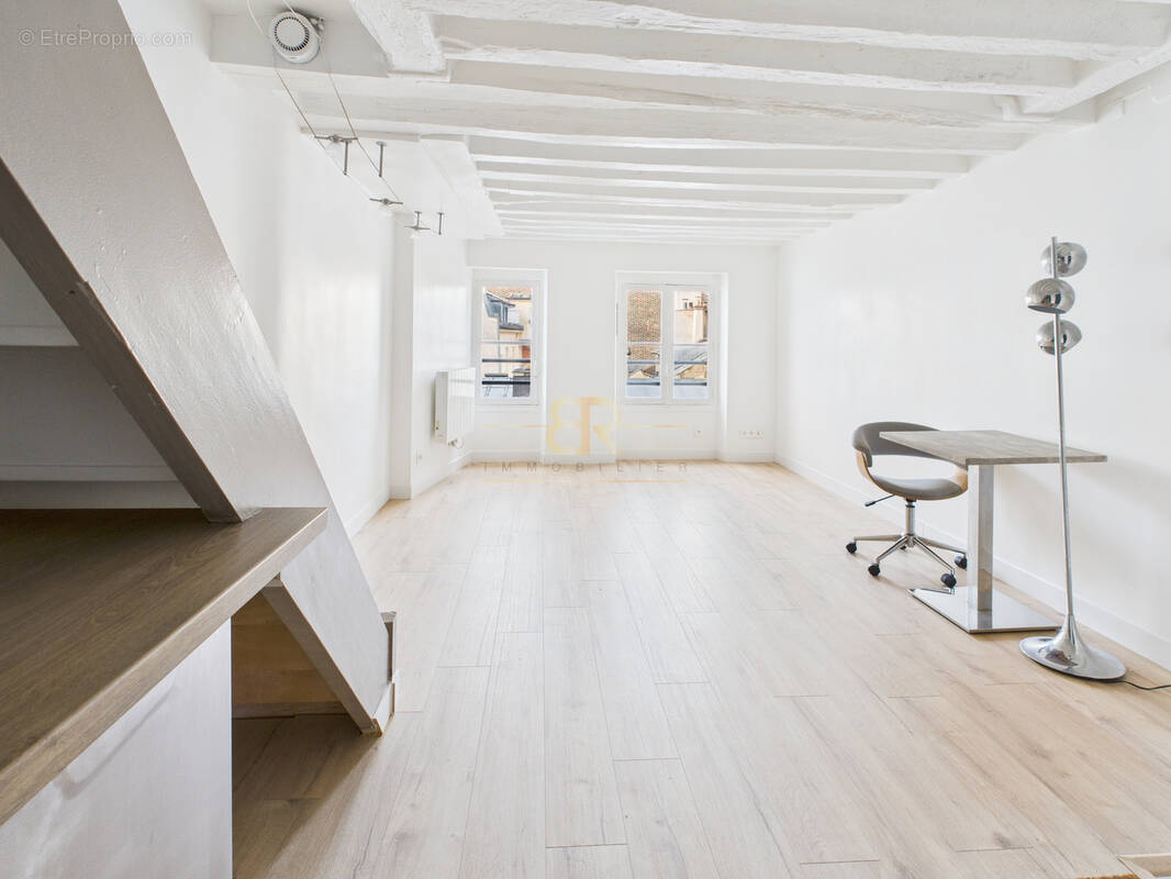 Appartement à PARIS-1E