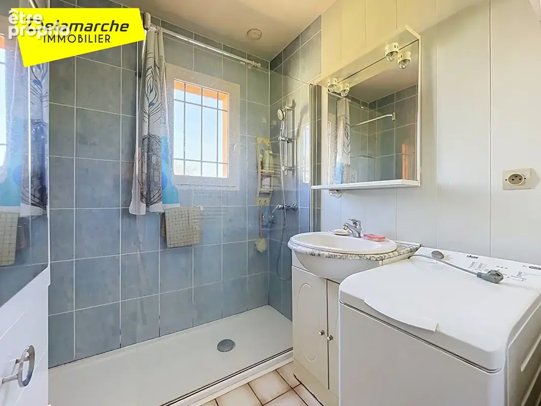 A VENDRE : Maison de plain pied dans le bourg de Gavray - photo 11