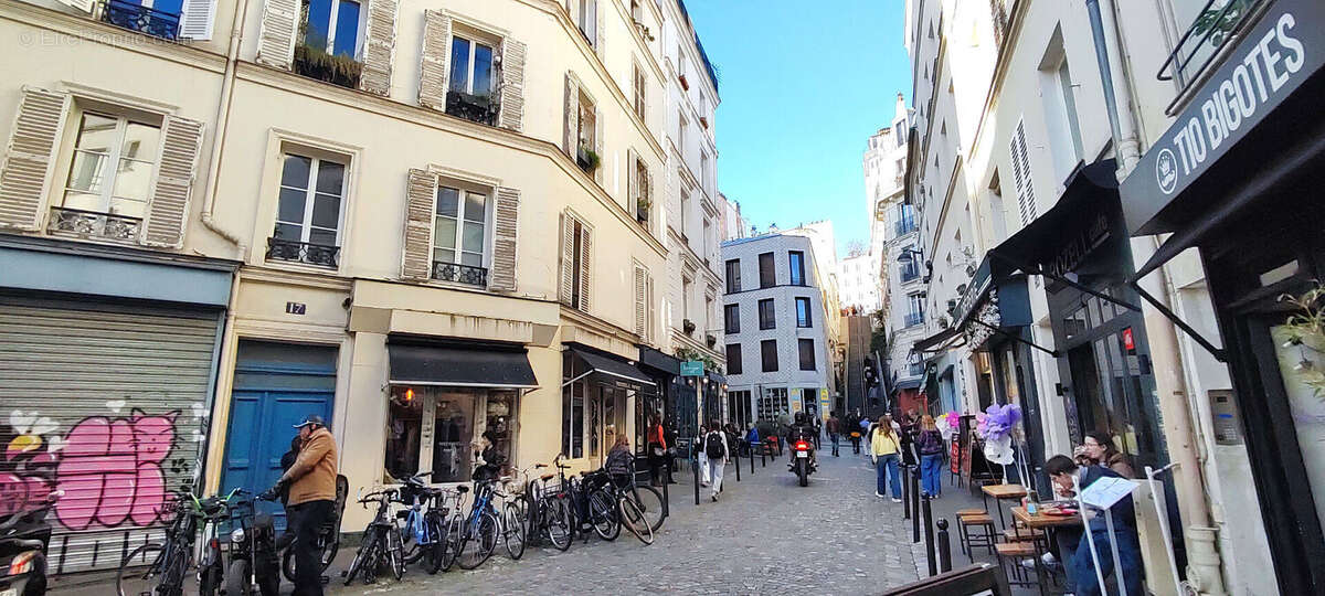 Local / Appartement 49m² + 18m² en souplex place des Abbesses - photo 14