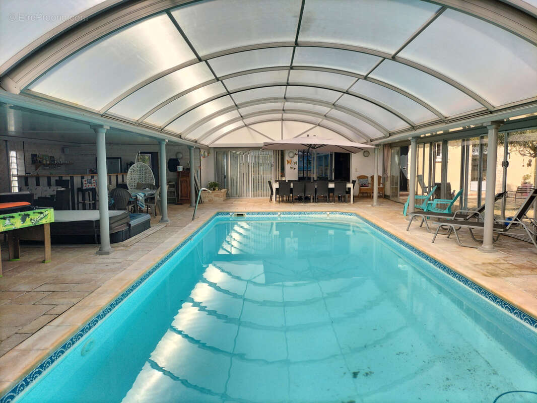 MONTSURS, en impasse, une maison avec piscine couverte - photo 5