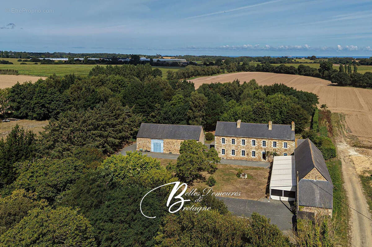 A vendre manoir et ses dépendances sur 1.7 hectare Côtes d'Armor - photo 2