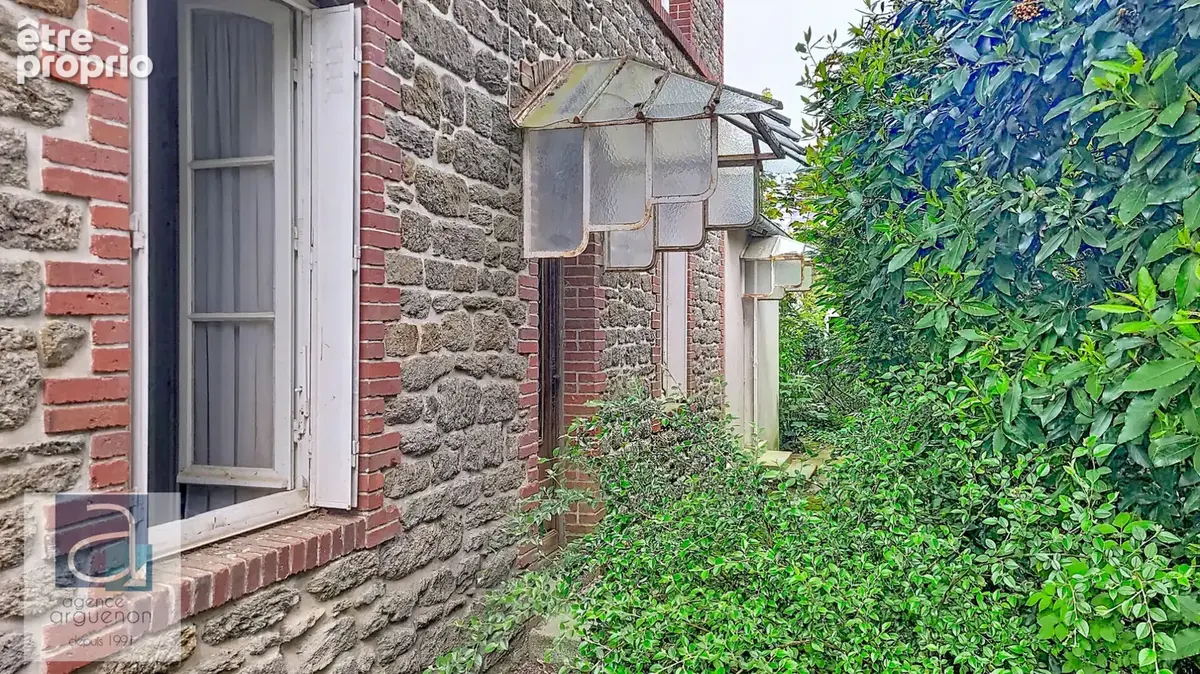 DINARD : Élégante demeure ancienne à réinventer, à deux pas des plages et du port avec jardin intime ! - photo 2