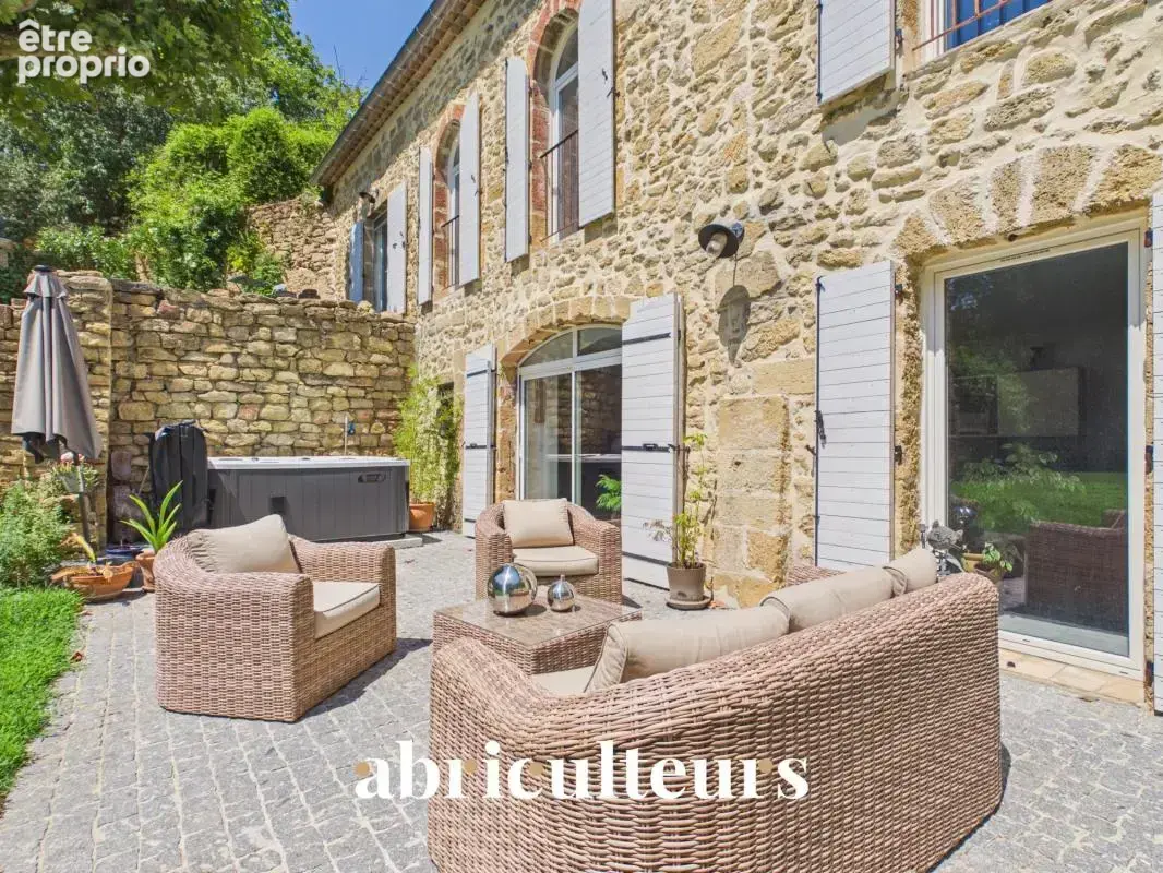 Mas provençal rénové de 249 m² avec dépendance en vente à Grans (13450) - photo 2