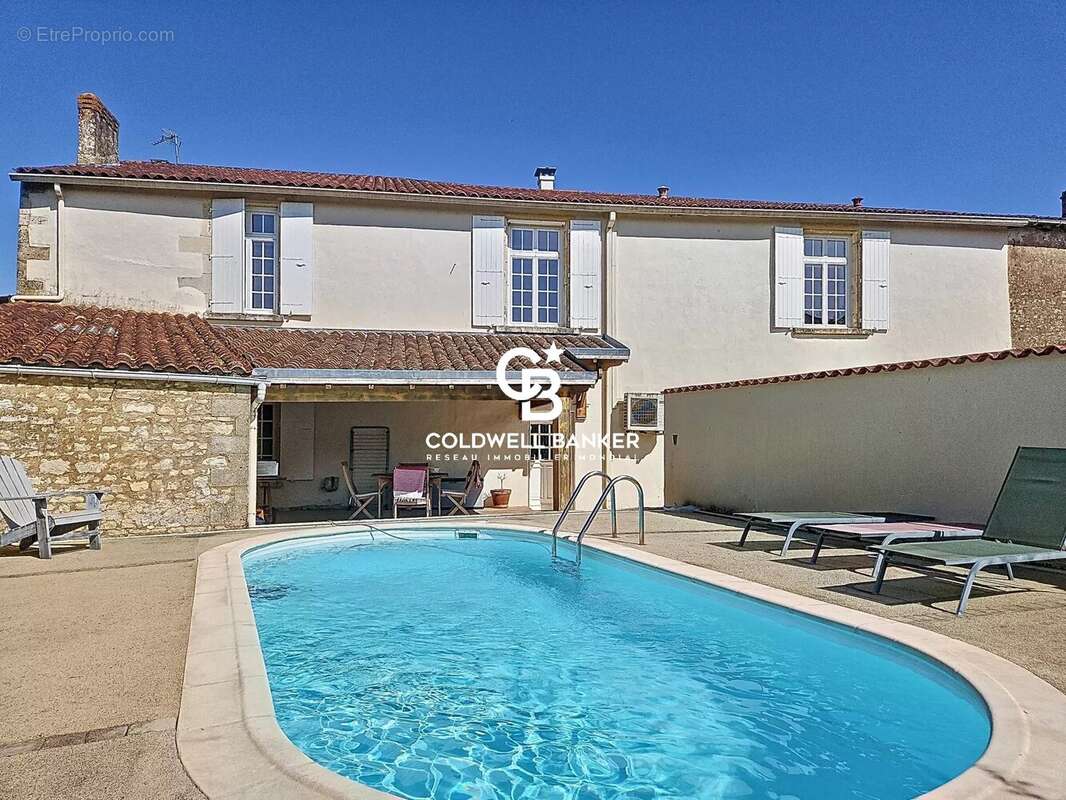 Maison à SAINT-JEAN-D'ANGELY