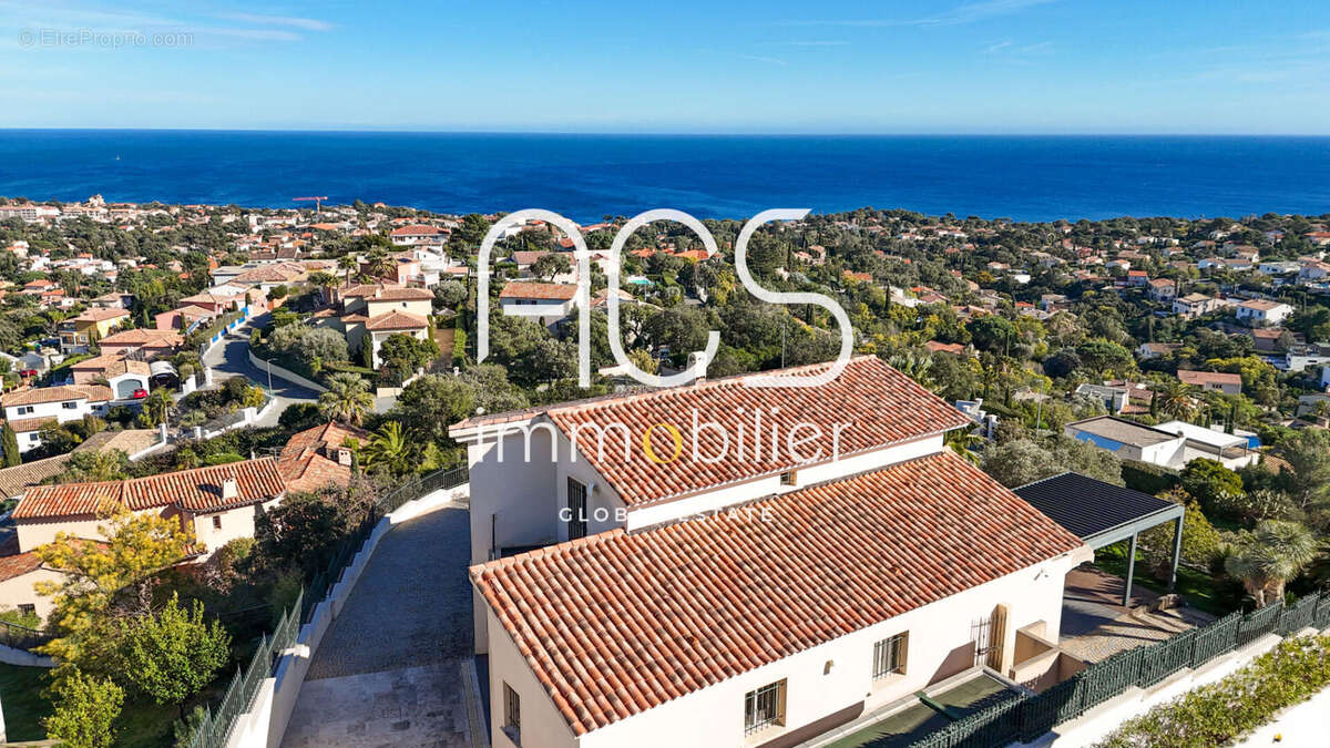 A vendre à Saint-Aygulf - Propriété avec vue mer panoramique, 200m2, piscine, studio, garage 4 voitures - photo 4