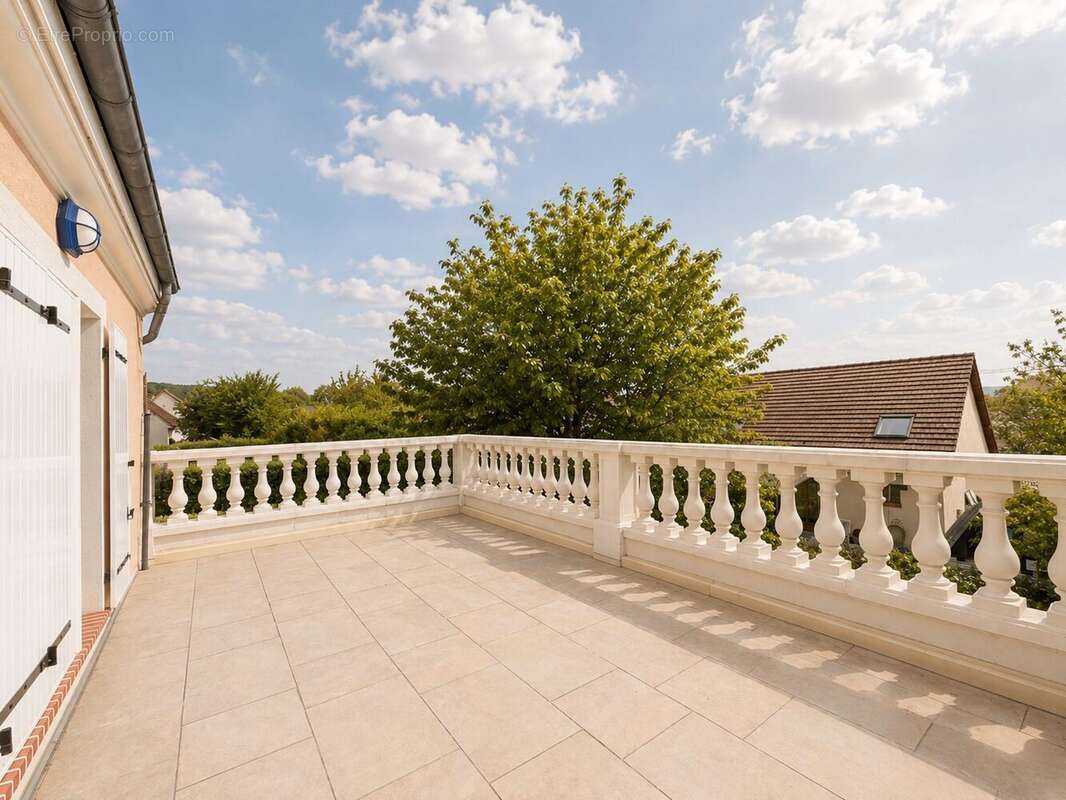 Grande terrasse extérieure idéale pour profiter des beaux jours dans un environnement calme et sans vis-à-vis. - Maison à VAL-DE-REUIL