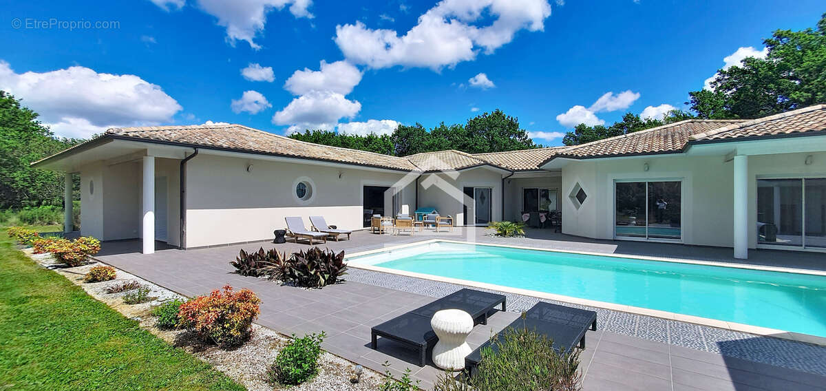 Maison à HOURTIN