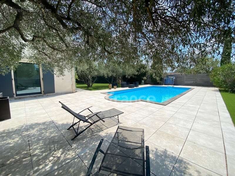 À SAINT MAXIMIN (30) Splendide propriété de 280 m², à 5 min d’Uzès proche de toutes commodités, sur un terrain clos et arboré d’ - photo 2